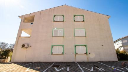 Apartment Damir with Balcony in Quiet Area