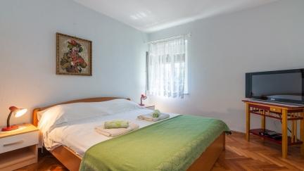 Apartman Ljubica s terasom i pogledom na vrt