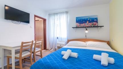 Studio Apartment By The Way 4 with Balcony