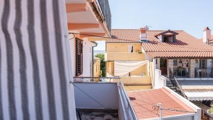 Studio Apartment By The Way 4 with Balcony
