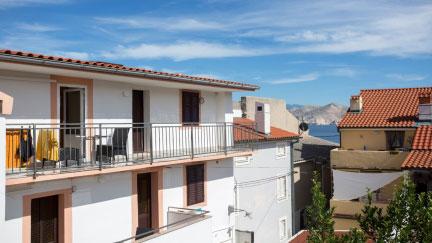 Studio Apartment By The Way 4 with Balcony