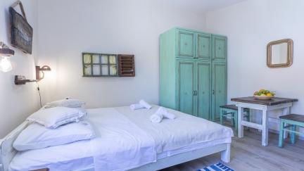 Studio Apartment By The Way 6 with Balcony