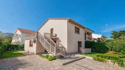 Apartman Magla A2+1 s terasom i pogledom na dvoriste