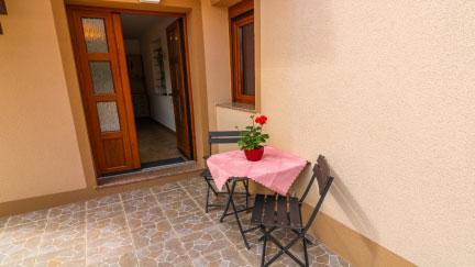Apartman Magla A2+1 s terasom i pogledom na dvoriste