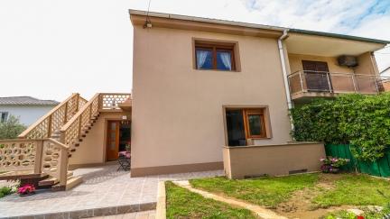 Apartman Magla A2+1 s terasom i pogledom na dvoriste
