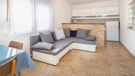 Apartman Magla A2+1 s terasom i pogledom na dvoriste