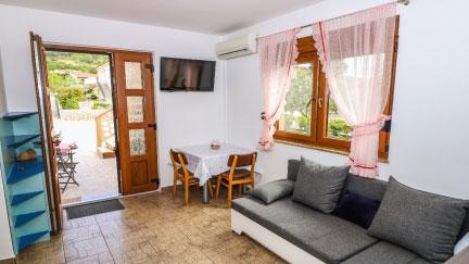 Apartman Magla A2+1 s terasom i pogledom na dvoriste