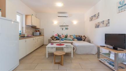 Apartman Ema s terasom i pogledom na more