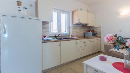 Apartman Ema s terasom i pogledom na more