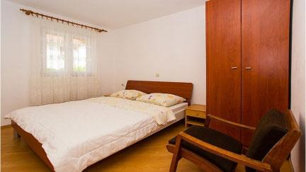 Apartman Roberta 2A s terasom i u blizini plaze