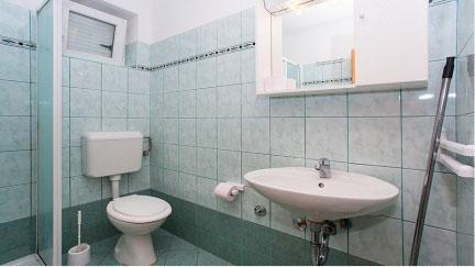 Apartman Roberta 2A s terasom i u blizini plaze