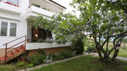 Prazdninovy apartman Davor 1 s terasou a blizko plaže