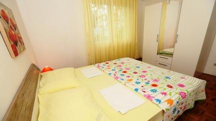 Prazdninovy apartman Davor 1 s terasou a blizko plaže