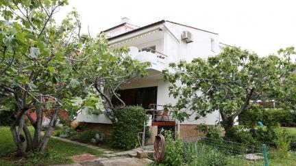 Prazdninovy apartman Davor 1 s terasou a blizko plaže