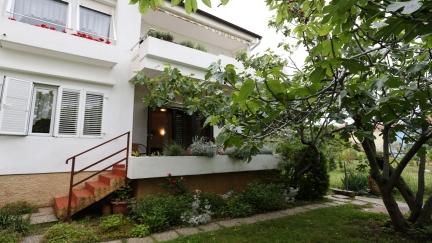 Prazdninovy apartman Davor 1 s terasou a blizko plaže