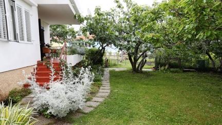 Prazdninovy apartman Davor 1 s terasou a blizko plaže