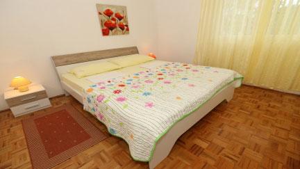Prazdninovy apartman Davor 1 s terasou a blizko plaže