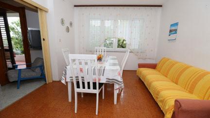 Prazdninovy apartman Davor 1 s terasou a blizko plaže