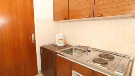 Studio Apartment Tomasic 12 with Terrace and Close to the Beach