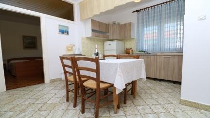 Apartman Tomasic 14 s balkonom i blizu plaze