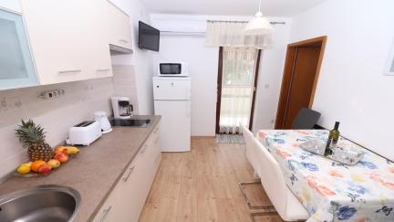 Apartman Tomasic 15 s terasom i blizu plaze