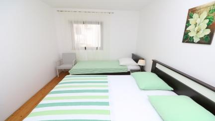 Apartman Tomasic 15 s terasom i blizu plaze