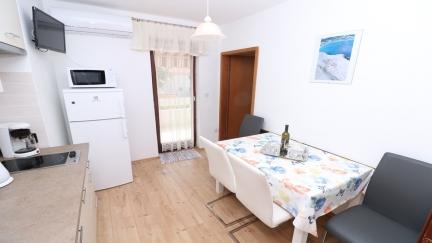 Apartman Tomasic 15 s terasom i blizu plaze