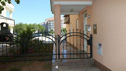 Apartman Harry s terasom i blizu mora