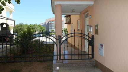 Apartman Harry s terasom i blizu mora