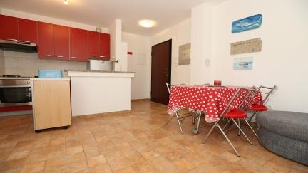 Apartman Harry s terasom i blizu mora