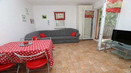 Apartman Harry s terasom i blizu mora