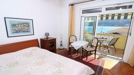 Studio Apartment Cavrak V. 4 with Balcony & Sea View