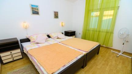 Apartman Polic A4 s balkonom i rostiljem u vrtu