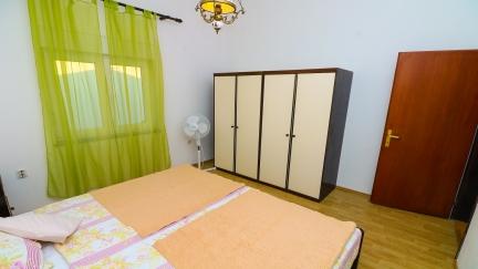 Apartman Polic A4 s balkonom i rostiljem u vrtu