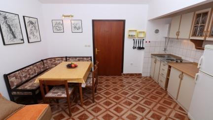 Apartman Polic A4 s balkonom i rostiljem u vrtu