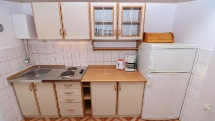 Apartman Polic A4 s balkonom i rostiljem u vrtu