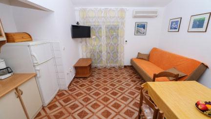 Apartman Polic A4 s balkonom i rostiljem u vrtu