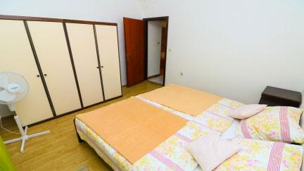 Apartman Polic A4 s balkonom i rostiljem u vrtu