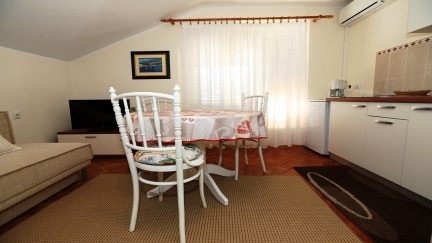 Apartment Cavrak M. with Balcony and Sea View
