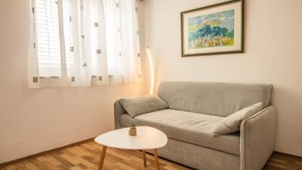 Apartment Damir with Balcony in Quiet Area