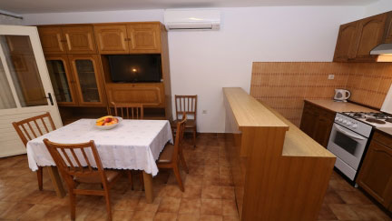 Apartment Jagoda A2+1 with terrace and private parking