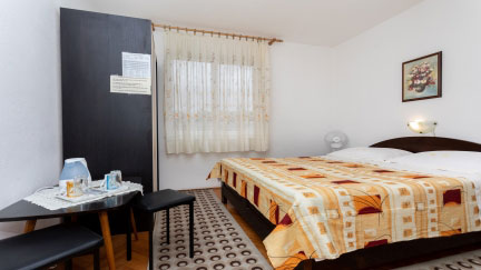 Double Room Mira 3 with Private External Bathroom