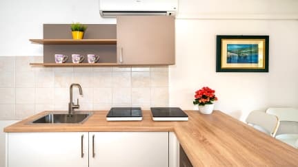 Studio Apartment Cavrak M. 8 with Balcony & Sea View