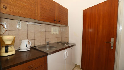 Studio Apartment Tomasic 11 with Terrace and Close to the Beach
